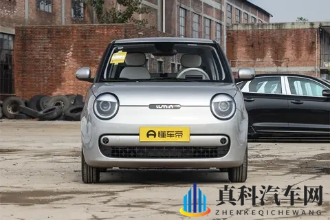 男朋友故意憋尿揉肚子：男友有意忍尿轻揉腹部逗乐-1