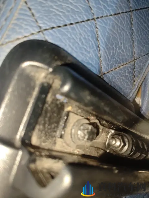 老太婆BBBBB毛多水多初：年迈妇人BBBB部位丰富，初次体验引人关注-2