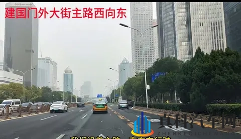 北京国贸桥西，主路出辅路压线，司机注意避让-3