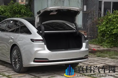 从日常体验看进口皇冠 Sedan 两款车型的配置选择-1