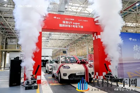 国模李梓熙:时尚跨界新车型,性能颜值双在线-1