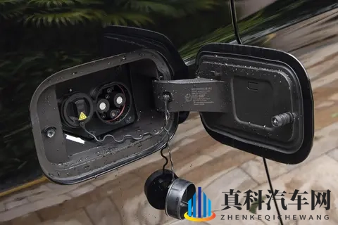 中大型MPV再添“狠角色”,标配四驱+128线激光雷达,2858万起-3