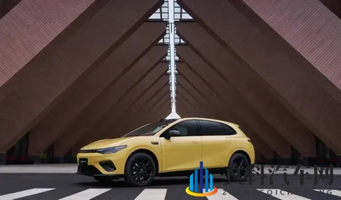 无框玻璃+翻毛皮+大床模式，零跑Lafa5内饰首曝，够运动还实用-2