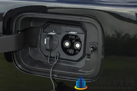 五菱星光730 PHEV版正式预售！造型时尚，7座布局，香吗？-2