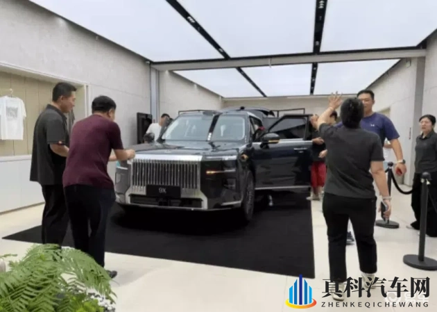 老太婆把腿扒开让我添：老妇人身姿诱惑，少年心生欲望-1