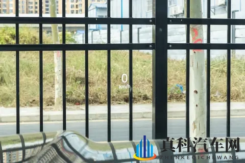 方程豹钛7：周末出游的“行李杀手”与城市里的“移动客厅”-2