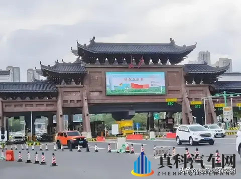 美女被扒 玩奶头：汽车新潮流：奶头玩具成亮点，揭秘娱乐与驾驶新体验-3