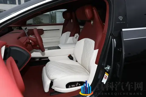 华为乾崑+大容量电池+豪华配置全拉满,2026款阿维塔 12深度体验!-3