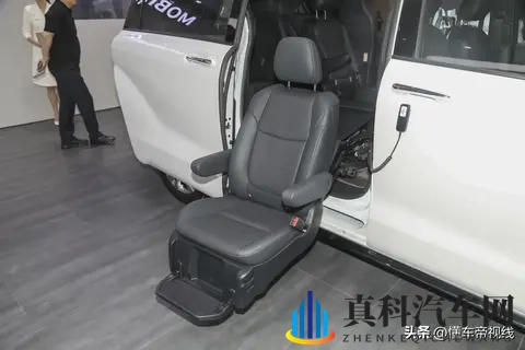 新车|预计售140万元_明年5月发售,丰田埃尔法福祉版亮相进博会-3