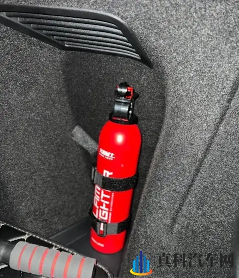 私家车需不需要放灭火器?从必须配备到不再强制标配,经历了什么-2