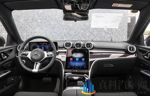 提供两驱_四驱车型,搭载15T+9AT动力,2025款奔驰C级该怎么选?-1