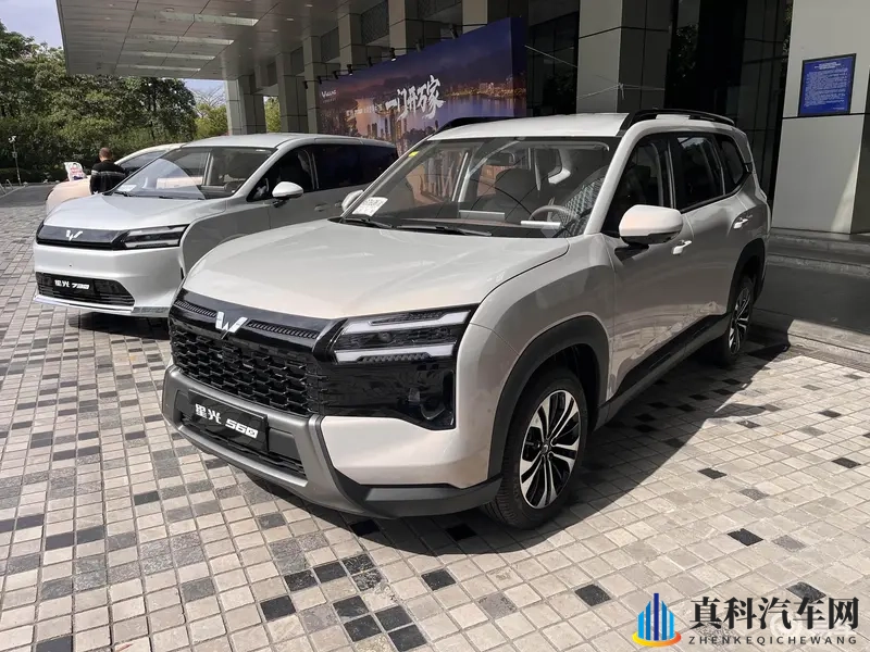 五菱星光560现身街头,美系SUV既视感,5_7座可选-1