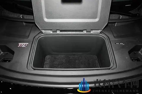 极氪009六座行政版：旗舰MPV的均衡实力与家庭出行新选择-2