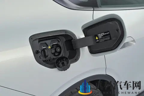 预售价1399万起,磁流变悬架+后驱底盘架构,深蓝L06产品力如何-2