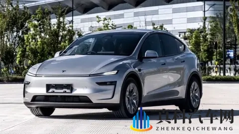 带爸妈去试特斯拉 Model Y L,说 “买 6 座车就图咱仨坐得舒服”。-3