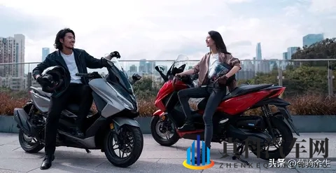 直降8K！本田佛沙350反向升级，雅马哈XMAX的中排踏板地位稳吗？-1