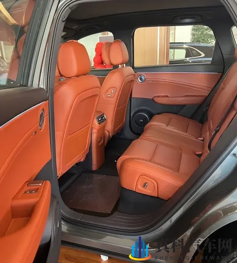 红旗HS6 PHEV到店，车长超4米9，大五座布局还带冰箱，搭15T插混-2