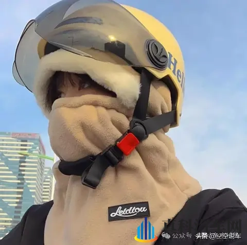 冬天骑车不用挡风被？多地现防寒新方法，网友：太精明了！-3