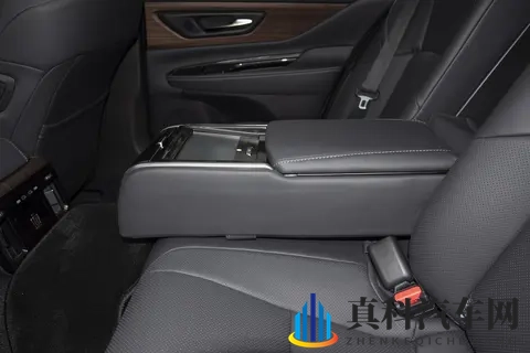 2024款丰田皇冠Sedan 25L HEV至享版与至尊版深度对比解析-1