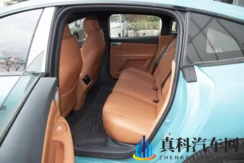 东风奕派eπ007+到店，全系标配激光雷达+8295芯片，还带电动尾翼-2