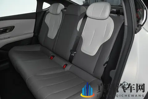 深蓝L06：公路磁悬浮带来的越级驾控体验-3