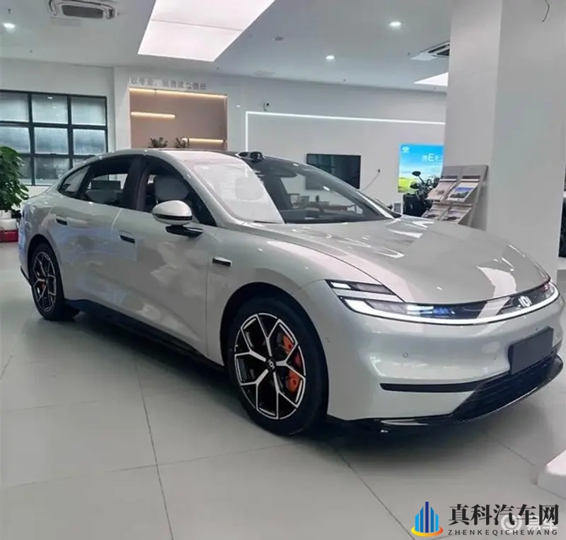 砍人血腥网站入口：汽车市场竞争：技术革新与策略较量，谁将脱颖而出？-2