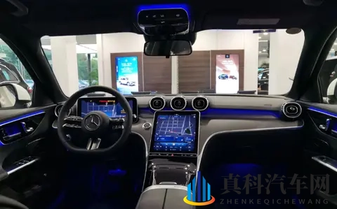 2025款奔驰C级试驾：豪华感真能当饭吃？优缺点扒透-1
