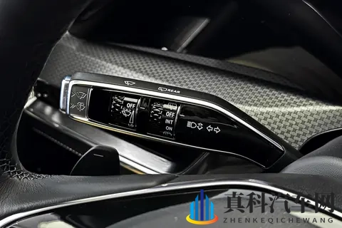 凯迪拉克XT5车机实测：33寸巨屏 + 8155芯片，比手机还好用？-2