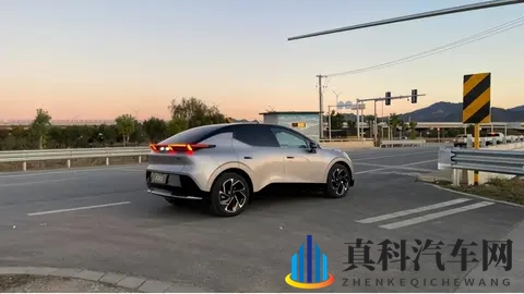 银色领克Z20街头现身，是新品预告还是个性改装？-1