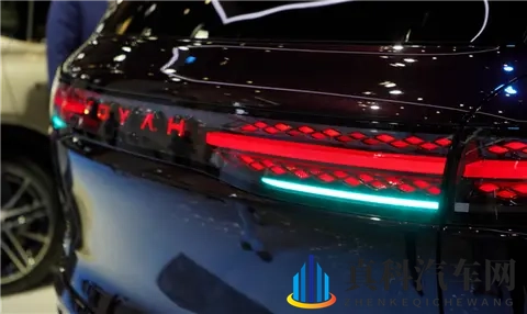 国产豪华旗舰SUV新王炸!岚图旗舰泰山亮相郑州国际车展-1