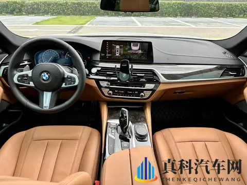 男生的困困放在女生的困困:男生温柔相拥女生侧卧,共度甜蜜时光-3