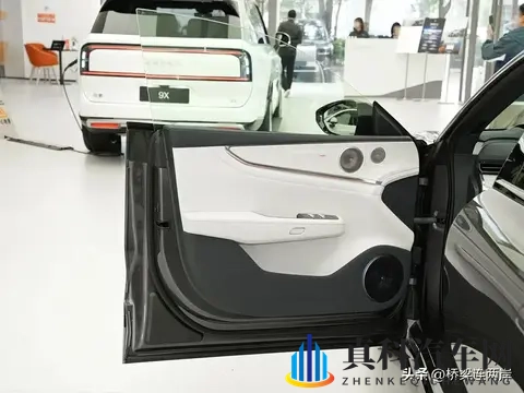 极氪001降价至269万！900V架构让燃油车慌了-1