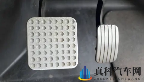 为什么豪车的油门踩起来像高级沙发,而你家车的像踩弹簧?-1