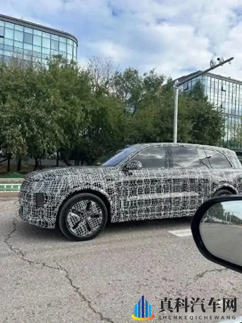 小区停车难,理想L9加后轮转向,家长终于能松口气-1