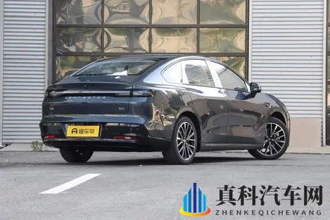 10万级轿车新选择!空间大,续航稳,配置高,零跑B01家用真香!-2