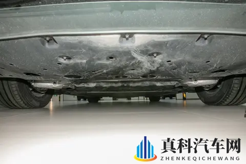 极氪009 七座过道版两驱试驾：豪华与实用的精致融合-3