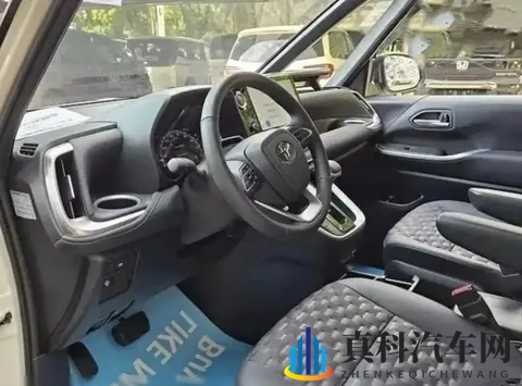 丰田杀疯了!埃尔法入门版跌破24万,3米轴距+8座太香了-1