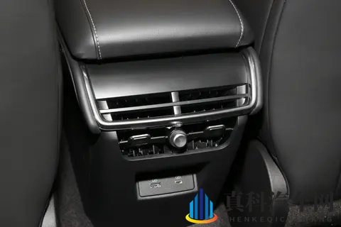 试驾2025款福特蒙迪欧，宽敞空间+全面配置，适合家用-2