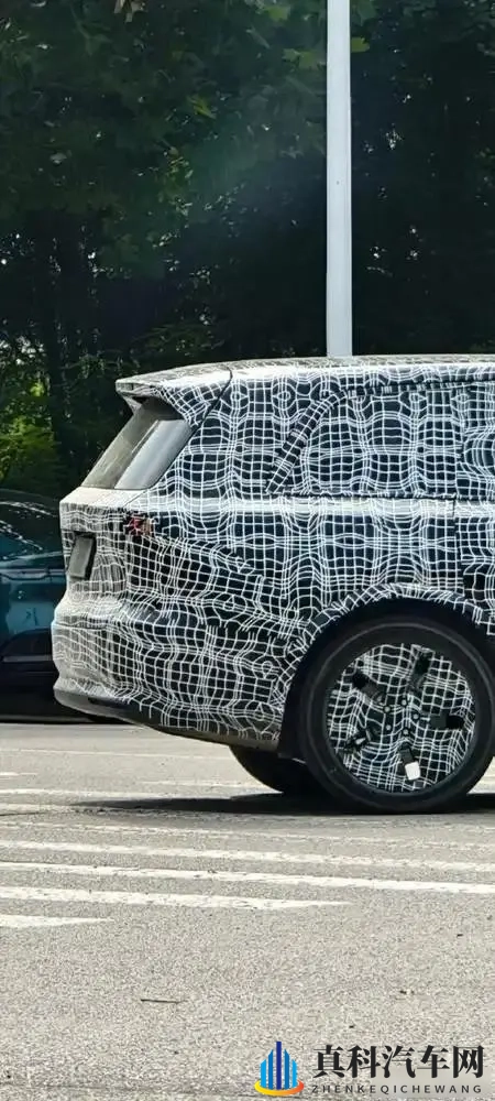 小区停车难,理想L9加后轮转向,家长终于能松口气-3