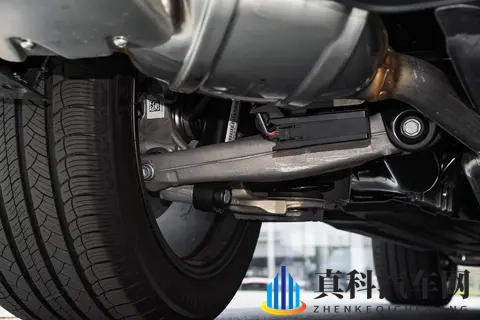 保时捷 Macan 燃油 _ EV 深度体验:两种灵魂,谁更懂运动 SUV?-3