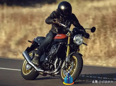 川崎Z900RS新款上市，电控系统全面升级，复古外观藏硬核性能！-1