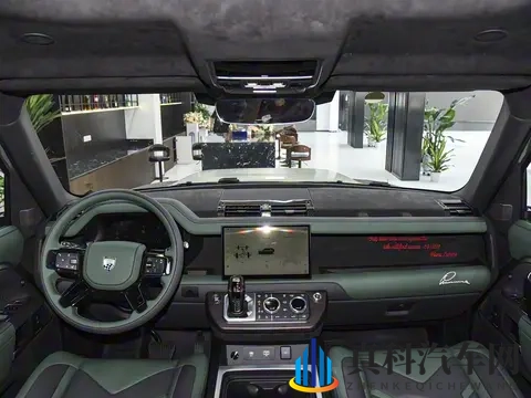 路虎版“大G”外观硬朗霸气，168万起自带越野套件，搭载30T柴油-1