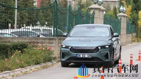 大菠萝404：SUV新宠：独特设计，智能驾驶，油耗低，空间大-1