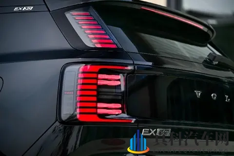 在激战正酣的电动车市场，沃尔沃带来了北欧精灵！试驾沃尔沃EX30-3