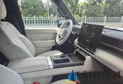 国产增程版“卫士”实车亮相！硬朗越野外观，车长超5米，配四驱-2