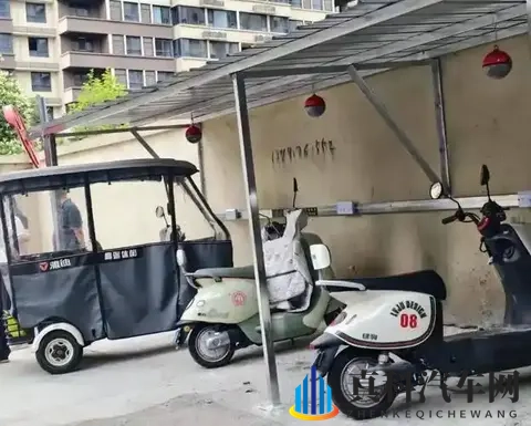 男人和女人打扑克的软件：从虚拟牌局到智能座驾,数字生活新图景-3