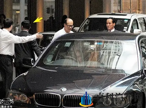 20年千万防弹车易主！李嘉诚宝马内饰极简，网友顿悟了？-3