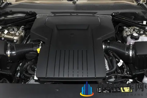 路虎卫士深度体验：V8 版 4 秒破百，硬派越野也能当家用-2