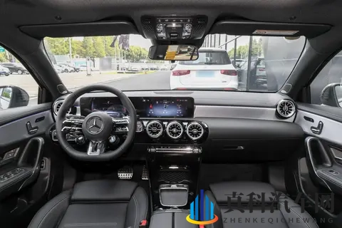 2025 款奔驰 A 级 AMG 两款车型对比：动力同源，配置差异影响选择？-3