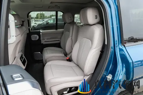 方盒子造型,30多万的价格,这款硬派SUV有什么亮点?-1